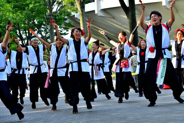 新浜レオンの国籍は日本だった！歌手の父親や母親など家族構成も調査！