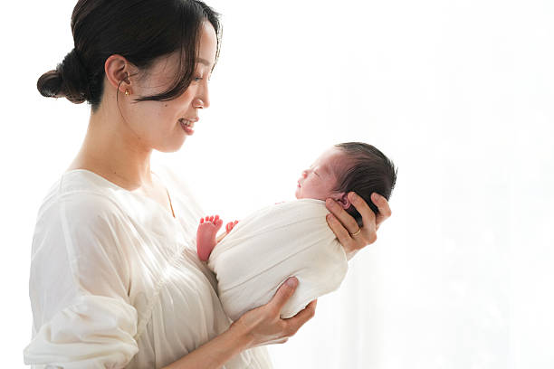 佐々木朗希の母は元ヤンキー？再婚したって本当か画像も調査！
朗希選手のお母さん、3人の子どもを育てながらお仕事もこなしていた“スーパー母ちゃん”なんです。
では実際どんな職業なのか？気になるところを深掘り！

■母親は保険の営業って本当？ヤンキー説って何？（笑）

ネットでは、

「保険の営業マンらしい」

「住友生命で働いてる？」

「地元でめちゃ活躍してるらしい」

などなど、いろんな噂が飛び交っています。

実際に地元の方の話でも「保険営業でバリバリ働いてる」との声があり、
さらにネット検索にはなぜか 「佐々木朗希　母　住友生命」 のワードが浮上。

……が！
ここで一つ矛盾が発生。

朗希選手の地元・岩手県大船渡市には 住友生命の支社が無い のです。

ということで、

✔ 保険の営業をしている可能性はある
✔ でも住友生命勤務の線は薄そう

という結論に落ち着きそうです。

※ついでに囁かれる「お母さんヤンキー説」は完全なるデマ＆イメージ暴走。
普通に気さくで明るいお母さんらしいですよ（笑）