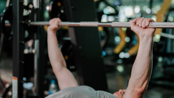 桜庭大世の出身中学や高校や大学どこ？RIZINまでの経歴まとめ 総合格闘技界のレジェンド 桜庭和志 を父に持ち、格闘技ファンから注目されている桜庭大世選手。 そんな彼がどこのジムでトレーニングしているのか、気になっている人も多いのではないでしょうか。 ここでは、桜庭大世選手が関わるジムや、その特徴について紹介します。 桜庭大世のジムは？ 桜庭大世選手は、父である桜庭和志さんが指導に関わるジムを拠点にトレーニングを行っています。 このジムでは、総合格闘技の経験とノウハウを活かし、プロ選手の育成だけでなく、初心者からフィットネス目的の人まで幅広く指導を行っています。 格闘技を本格的に学びたい人はもちろん、運動不足の解消やダイエットなど、さまざまな目的で通うことができる環境が整えられています。 ジムの特徴 ジムでは、格闘技の技術指導だけでなく、次のような幅広いプログラムが用意されています。 総合格闘技トレーニング キッズ向け格闘技クラス フィットネス・ダイエットトレーニング パーソナルトレーニング 初心者でも安心して始められる指導体制が整っているのが特徴です。 子供から大人まで通えるジム このジムでは、子供向けの格闘技指導にも力を入れています。 キッズクラスでは礼儀や体力づくりを重視した指導が行われ、格闘技を通して心身の成長をサポートしています。 また、女性向けのフィットネスプログラムもあり、健康づくりやダイエット目的で通う人も多くいます。