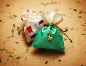 ビックカメラ福袋2026ネタバレ中身考察！iPadやカメラなど家電の当たり倍率を紹介！　 SNSでは、「コスパ最高！」「ハズレがほとんどない」「家族で開封するのが毎年の恒例行事」といった声が多く、ビックカメラの新春福箱は“安心の高満足福袋”として定着しています。 2026年は、抽選日程や応募条件、全77種類のラインナップが公式からしっかり発表されたことで、SNSでは「今年は本気度が違う！」「選ぶ楽しさが倍増した！」と、例年以上にポジティブな反応が目立ちます。 良い口コミ 「iPad福箱は保護フィルムやケース付きで、届いたその日から使えた！単品で買うより断然お得」 「ミラーレス一眼セットでカメラデビュー。レンズやSDカードまで揃っていて、初心者に優しい」 「Switch本体セットは子どもが大喜び。人気ソフトも入っていて神コスパ。ゲーム系は毎年ビック狙い」 気になる口コミ 「抽選倍率が高すぎて当たらない…2026年は条件も厳しめでさらに狭き門」 「応募条件を読み飛ばして、過去購入履歴が足りずエントリーできなかった…」 「人気ジャンルは秒で売り切れるので、当選メールを見逃すと購入できず怖い」 口コミから見える傾向 良い口コミでは「価格以上の内容」「アクセサリー付きで届いたその日から使える構成」が特に評価されています。 iPad、ミラーレス一眼、Switch本体セットといった人気ジャンルは、単品購入よりお得感が大きく、リピーターも多数。 一方、2026年は抽選条件が明確かつやや厳しめなので、「条件を満たしていないと応募できない」「過去購入履歴が重要」といった不安も目立ちます。 さらに、当選後の購入期限が12月7日20:59までと短めのため、メールの見落とし＝権利を失うリスクもあり、注意が必要です。 総合すると、ビックカメラ福袋は 「中身は大満足。でも、当たるかどうかは運と準備次第」 という印象。特に2026年は全77種類という大ボリュームで期待値はMAXですが、応募条件チェックとメール確認を怠らないことが、例年以上に重要になりそうです。