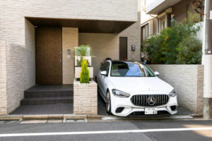 土浦花火大会2025が見える穴場スポットや屋台どこ？駐車場やアクセス方法も解説！ 土浦花火大会で快適に観覧するためには、穴場の駐車場を事前に押さえておくことがポイントです。 土浦花火大会周辺の穴場駐車場 大会当日は周辺の道路が大混雑するため、現地で駐車場を探すのは非常に大変。 そこでおすすめなのが、事前予約できる駐車場サービスの活用です。特に、特P（とくぴー）やakippaといったサービスには、穴場スポット周辺の駐車場が多数登録されています。 穴場駐車場を予約するメリット 当日の駐車場探しが不要 事前に予約しておけば、到着してすぐに駐車可能です。 混雑を避けられる 大会会場周辺でも、穴場駐車場なら比較的スムーズに停められます。 リーズナブルな料金 個人の空きスペースを活用した駐車場が多く、料金が安めなのも魅力です。 帰りもスムーズ 駐車場を事前に押さえておけば、帰宅時の渋滞や出庫待ちのストレスも軽減できます。 大会当日は、駐車場の場所取りだけで疲れてしまうこともありますが、これらの予約サービスを