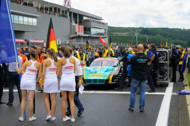 田久保真紀の若い頃の写真はかわいい！レースクイーン時代に旦那はいた？